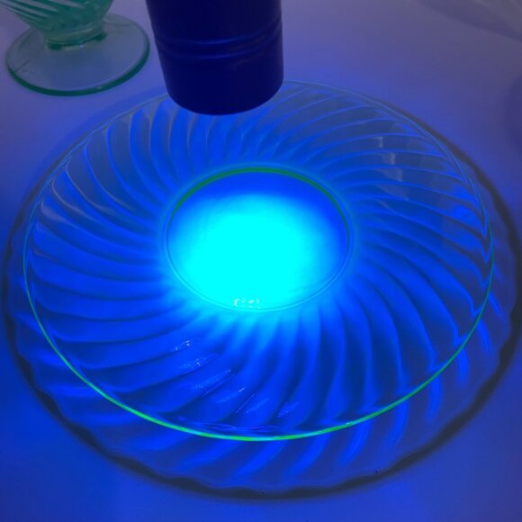 Vintage Green Spiral Depression Glass Dessert Sets - 4 Swirl Plates and 4 Matchi - Picture 14 of 15